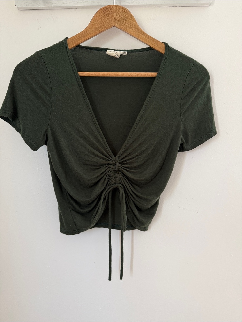 Live in the Moment scrunchy crop Olive Green V-Neck Top size small